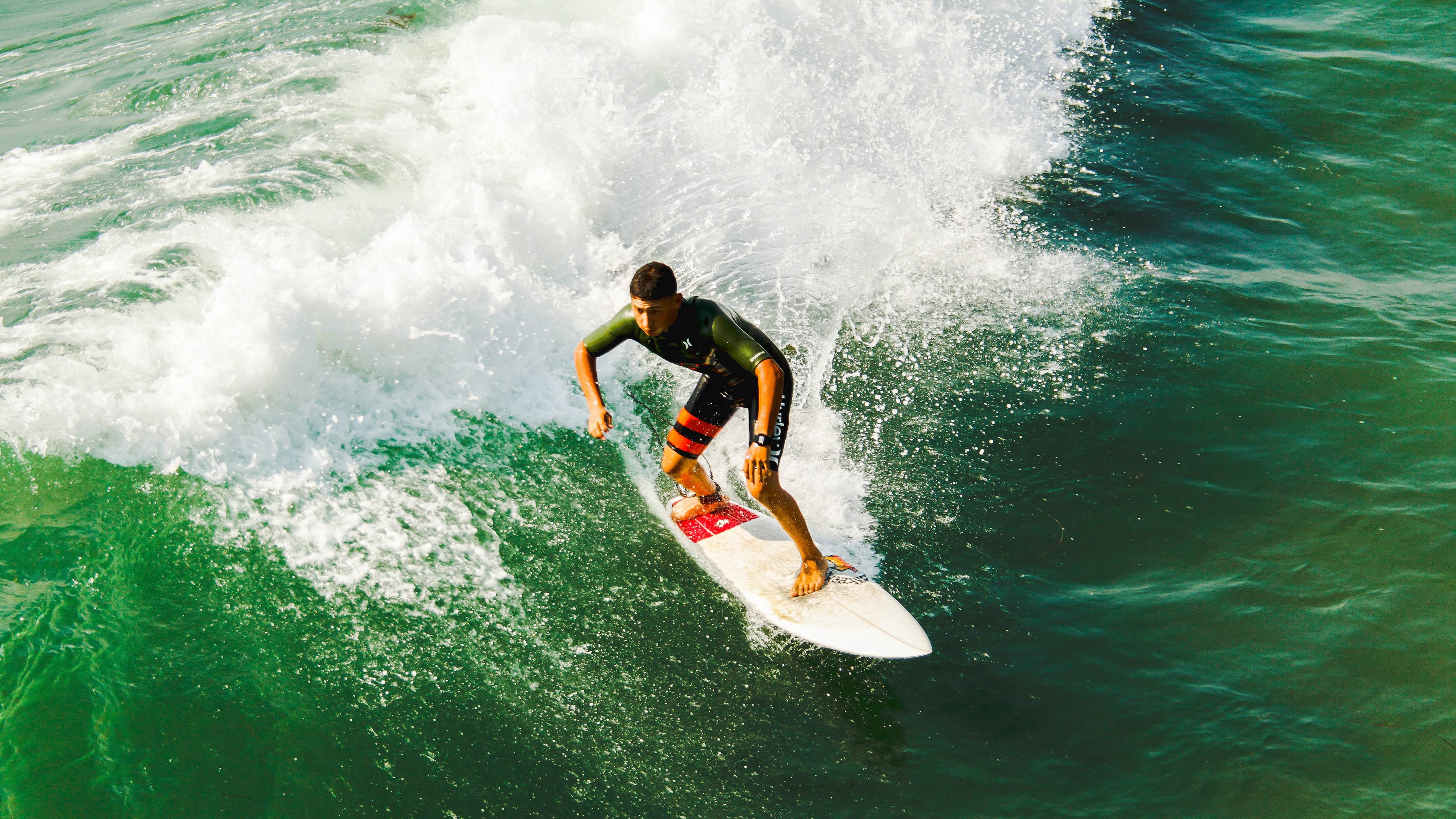 熊猫体育平台-赛道与球场，锡安在F1新赛季揭幕战之夜的决胜时刻